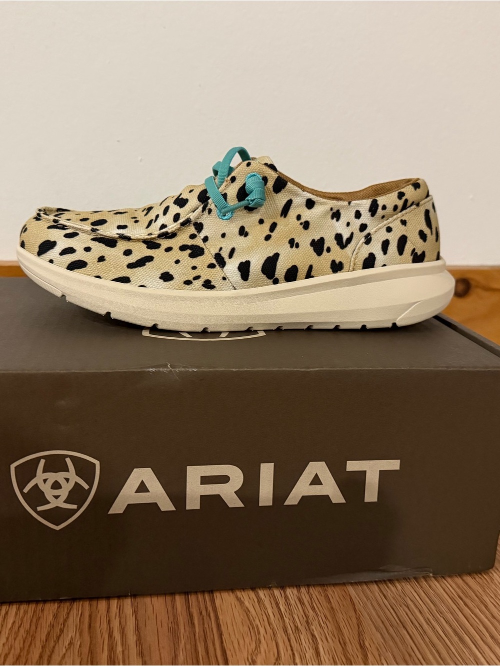 NWT Ariat Animal Print Sneaker with Teal Laces Size 8